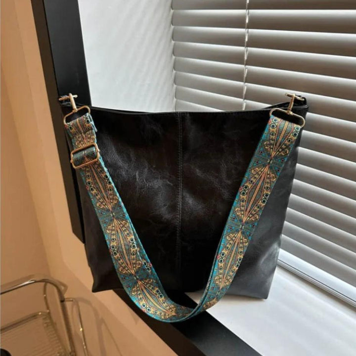Bucket bag with large capacity and vintage shoulder strap